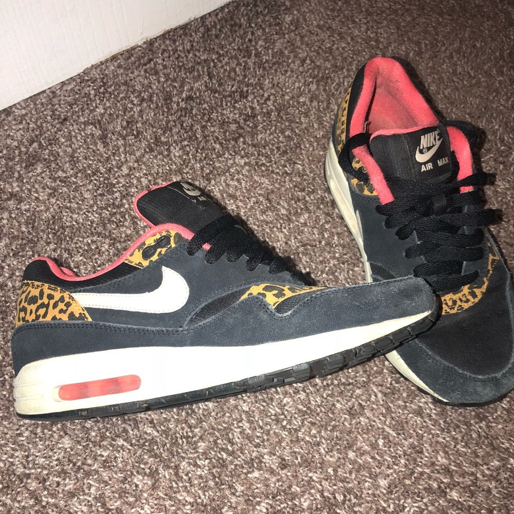 Tennis shoes